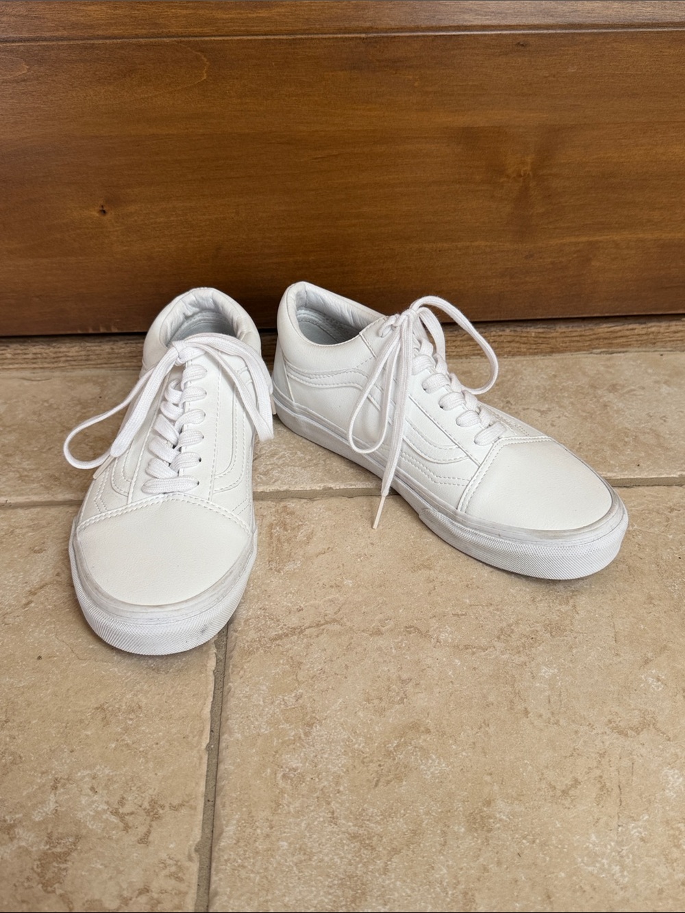 NWOT Van’s Old Skool Classic White Leather Low-Top Sneakers